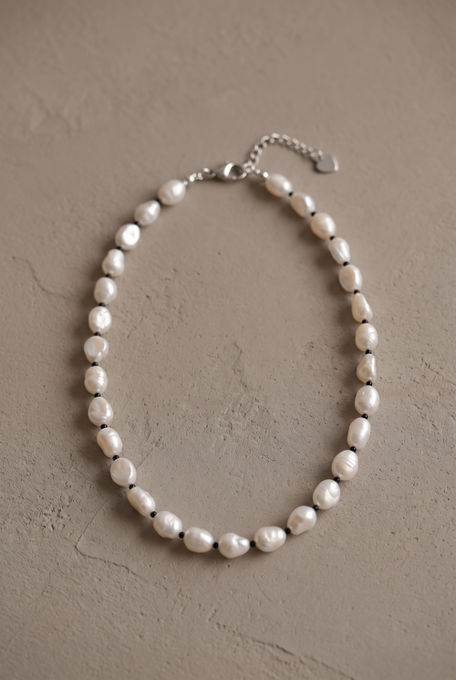 DropIQ white baroque pearl necklace with black spacer beads